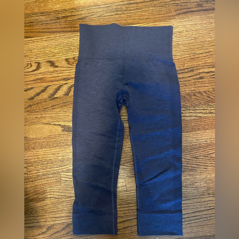 Lululemon Ebb and Flow crops size 4